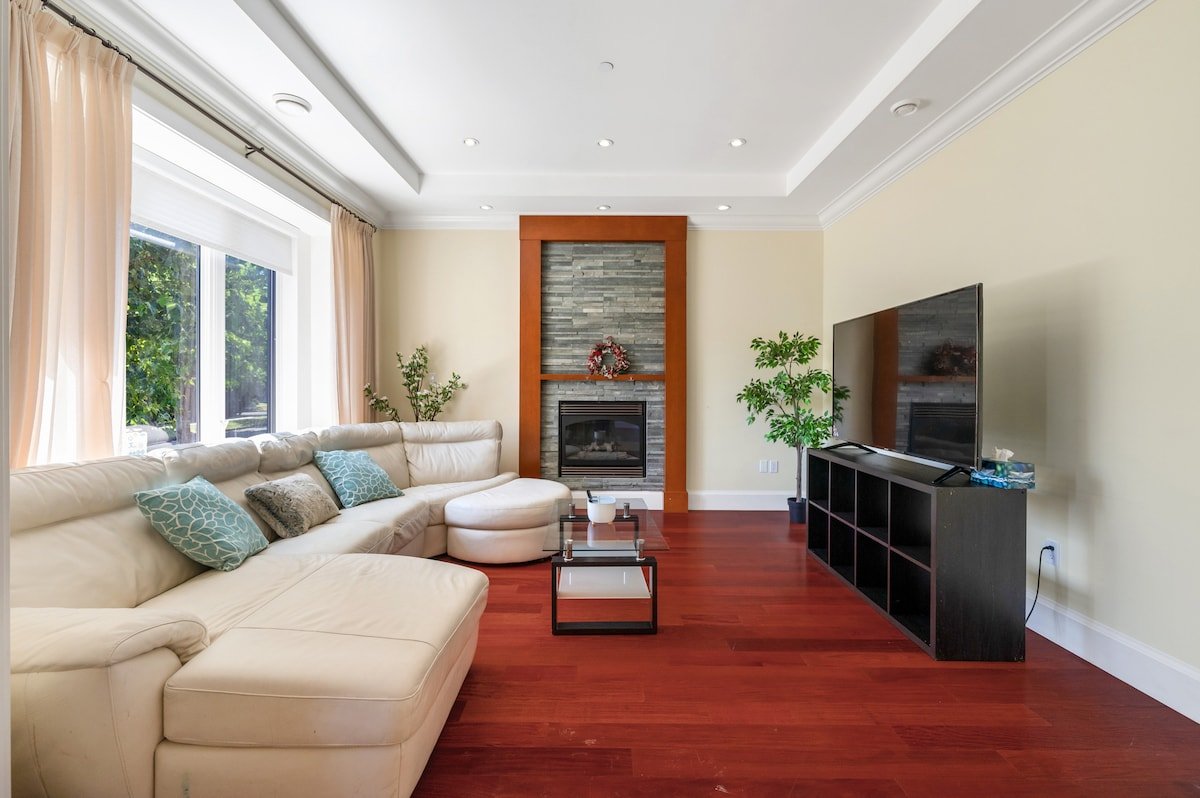 Luxury 4-Bedroom Family Home gallery image 2