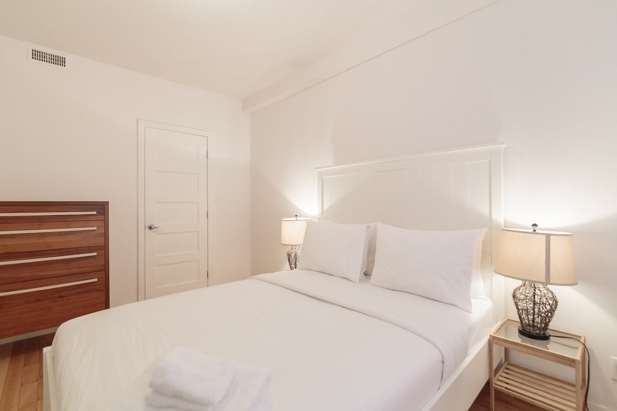 2BDR Downtown w/ Parking gallery image 5