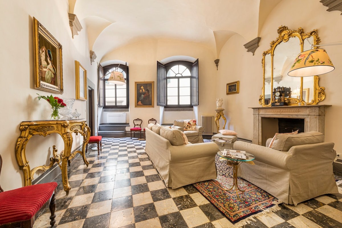 Firenze Rentals Deluxe Apartment Palmieri gallery image 2