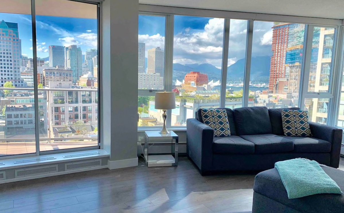 Amazing Views, DT, 2BR+DEN/ParkingPoolGym/Location