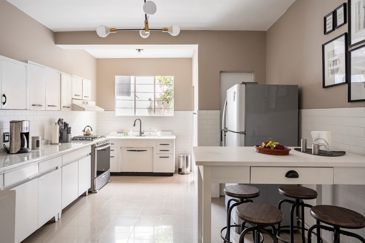 Art deco Condesa 5 BR house with a Rooftop gallery image 3