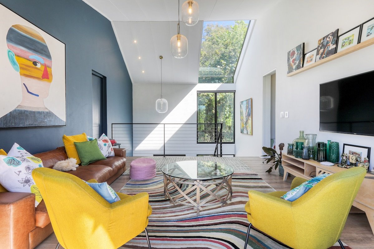 Spacious 6-Bedroom Constantia Villa gallery image 4