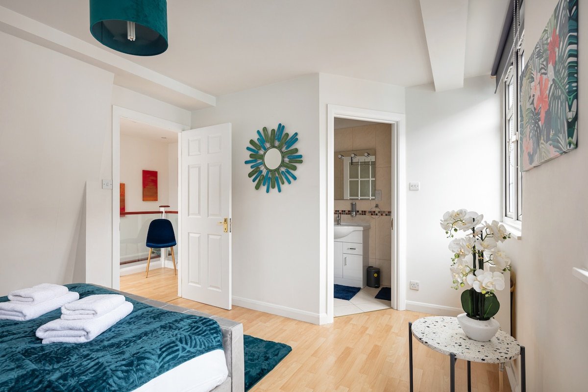 – Centrally Located TownHouse on a Quiet Mews – gallery image 5