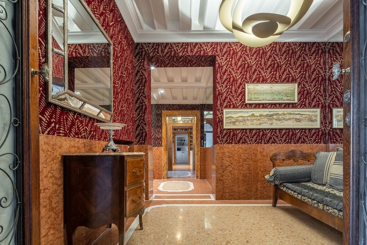 Dogaressa gallery image 3