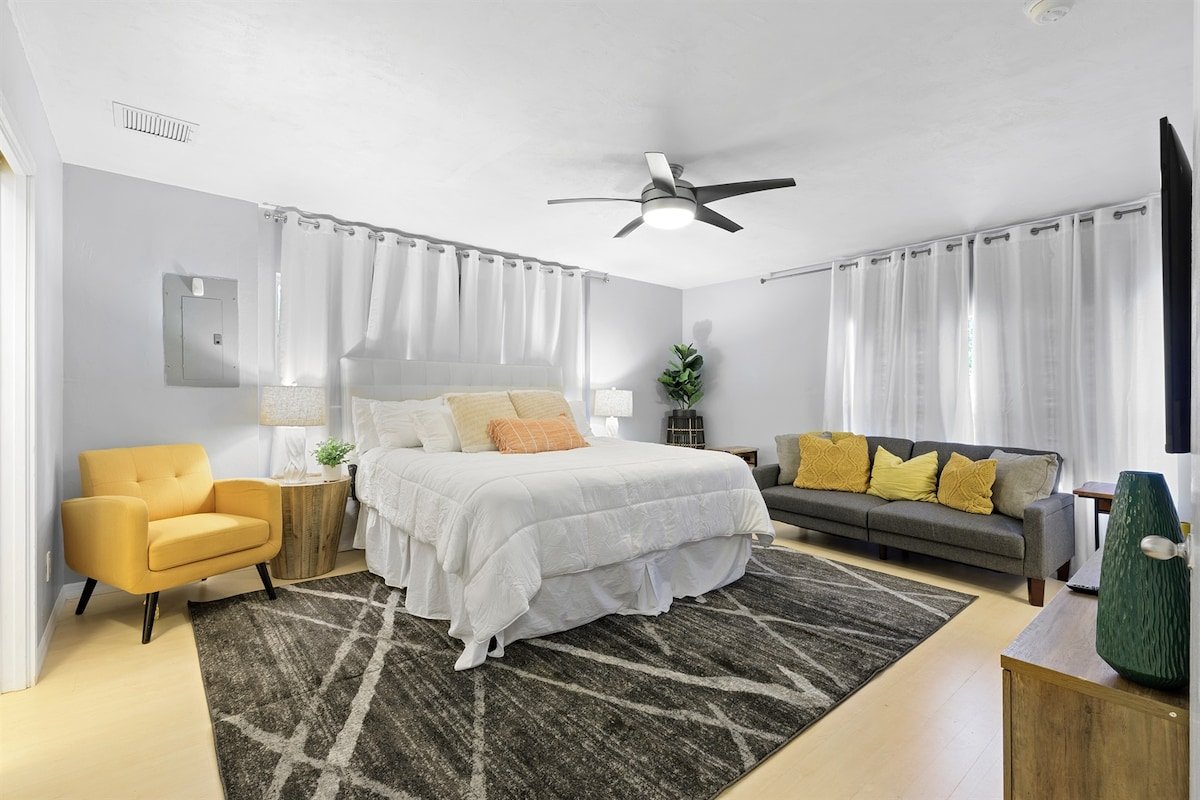 4-Bedroom Pool House on a Wilton Island – Two Mast gallery image 4