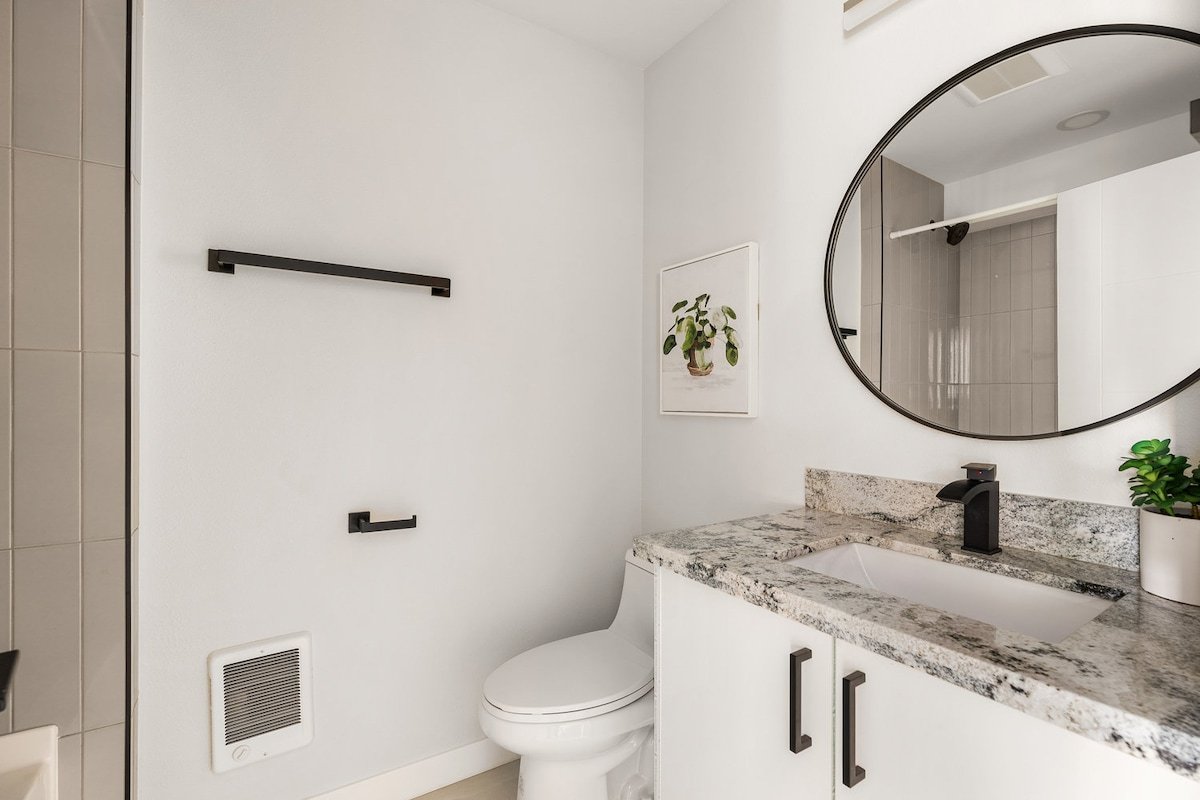 2 BR Luxury Rooftop Home | 360 Views | BBQ | Pet+ gallery image 5