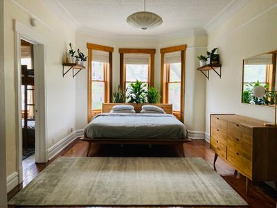 Charming Private Brownstone, Close to City & Park