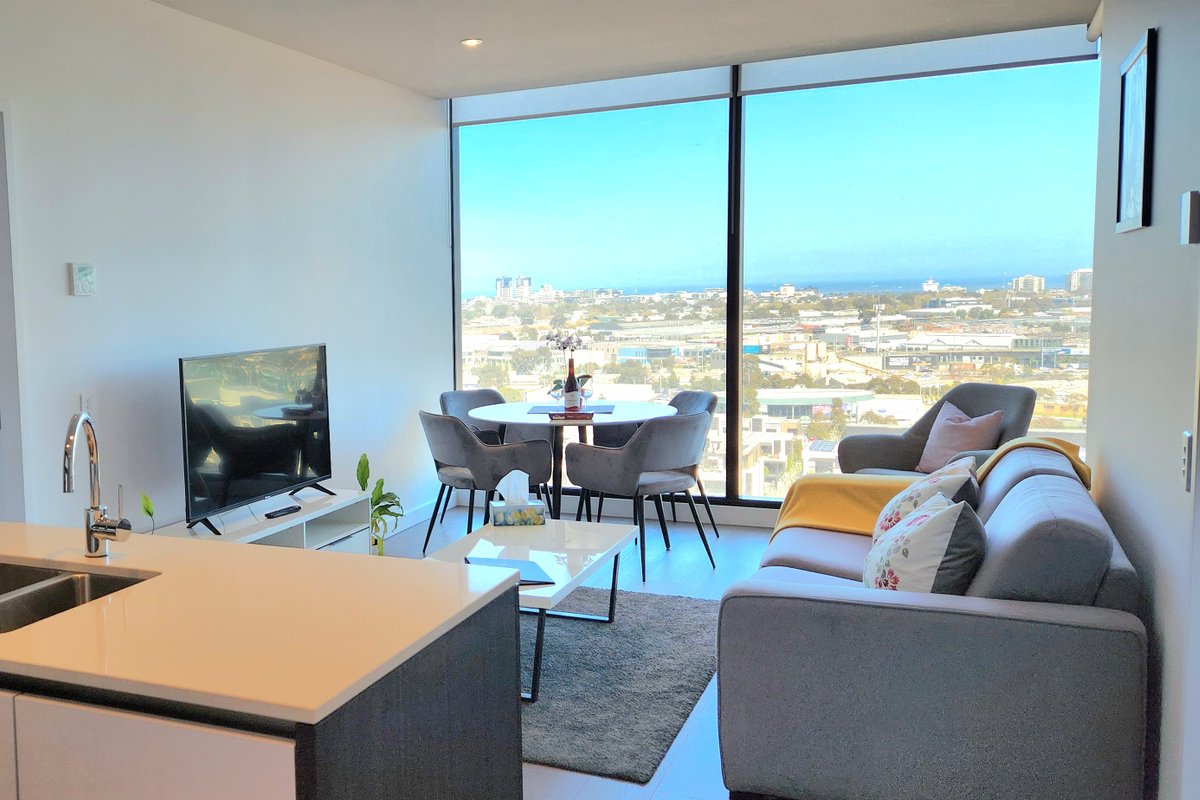 Classic 2 bedroom with Prettiest views on Collins