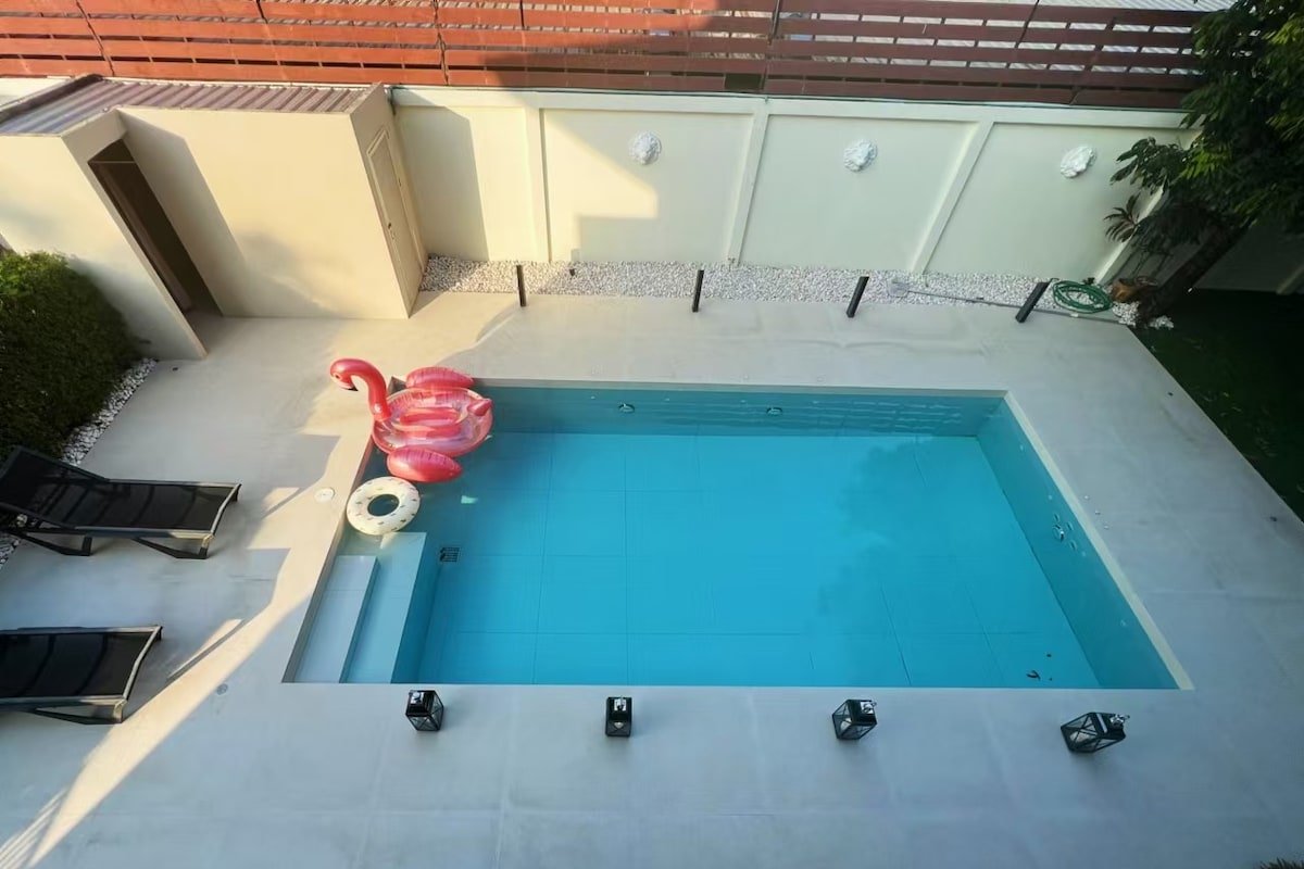 Sukhumvit71Swimming poolVilla素坤逸71巷5卧5卫别墅订满三天以上送接机 gallery image 5