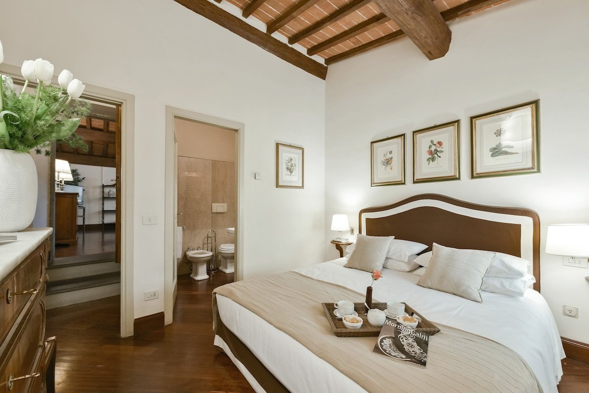 Buonarroti big apartment with terrace in Oltrarno gallery image 5