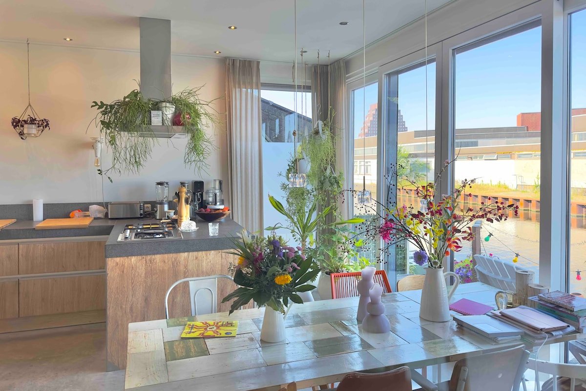 Modern stylish villa: My Amsterdam Houseboat gallery image 4