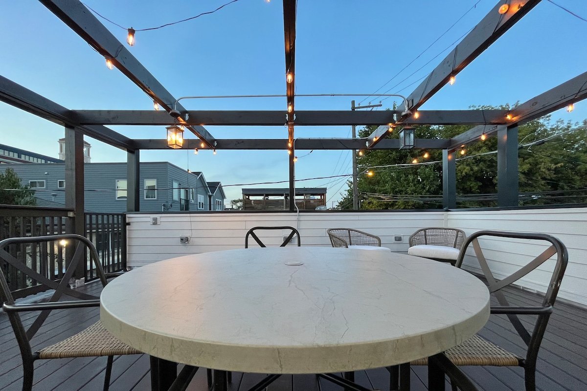 Lux LoganHouse w/garage, Sleeps 12, & rooftop deck gallery image 3