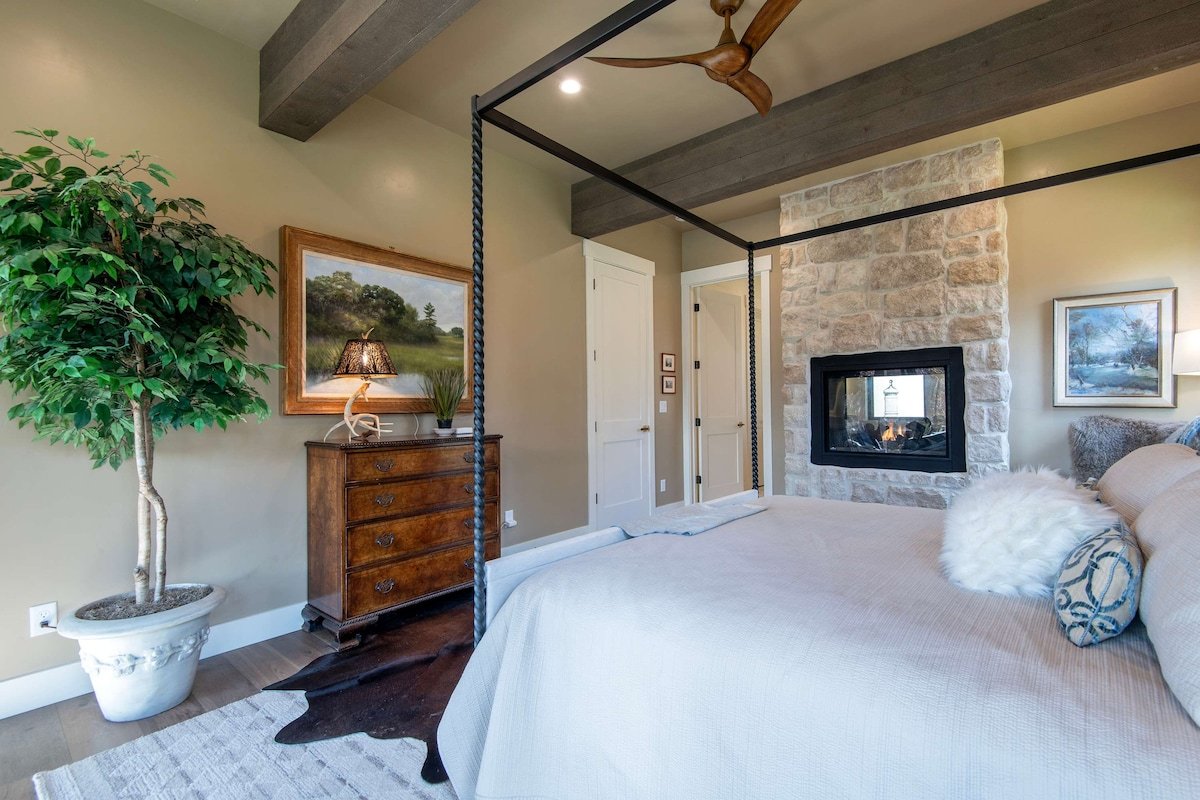 Luxury Redtail Sanctuary | Hot Tub • Game Room gallery image 4