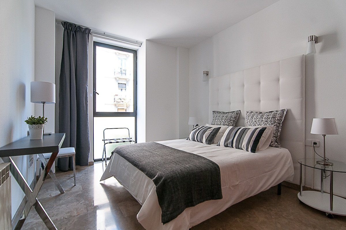 Sleeps 18 off Paseo de Gracia with sunny terrace gallery image 4