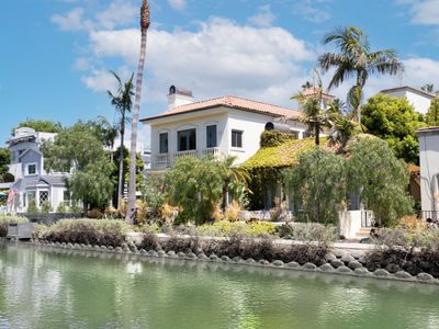 The Canal Escape – canal-front Italian villa