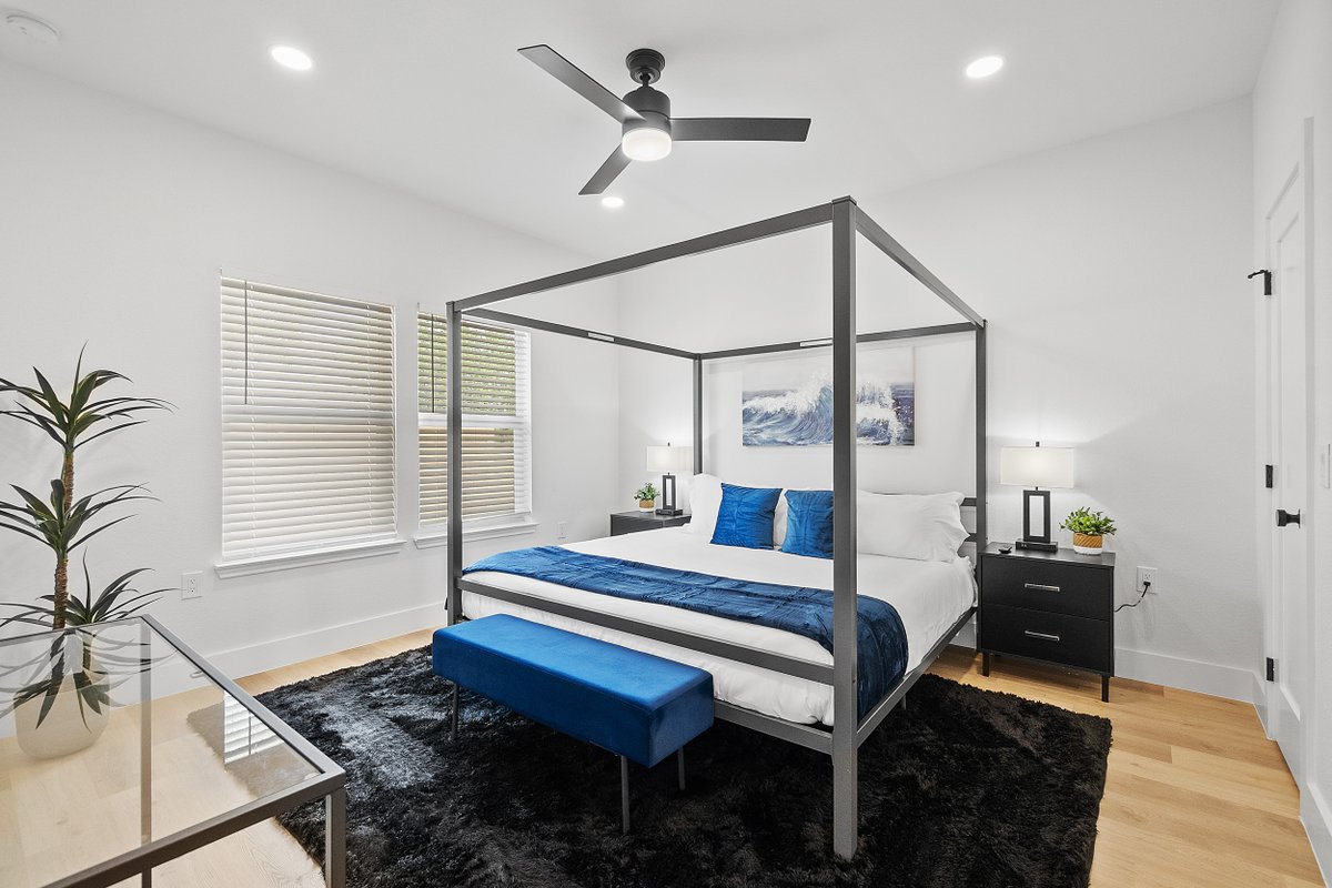 Luxury 2 Combined Units! Backyards ~ Near Downtown