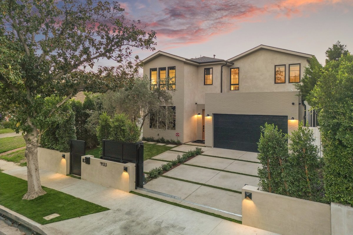 Brand New Luxury Estate -Pool, Office, Guest House gallery image 2