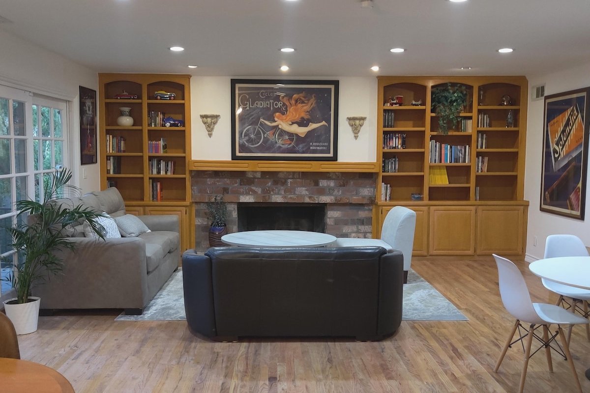 Walk to Universal! Resort-Style Home gallery image 4