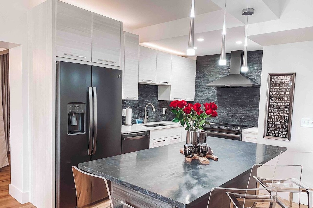 4 Bedroom Penthouse Suite – Music Row – Guitar Poo gallery image 4