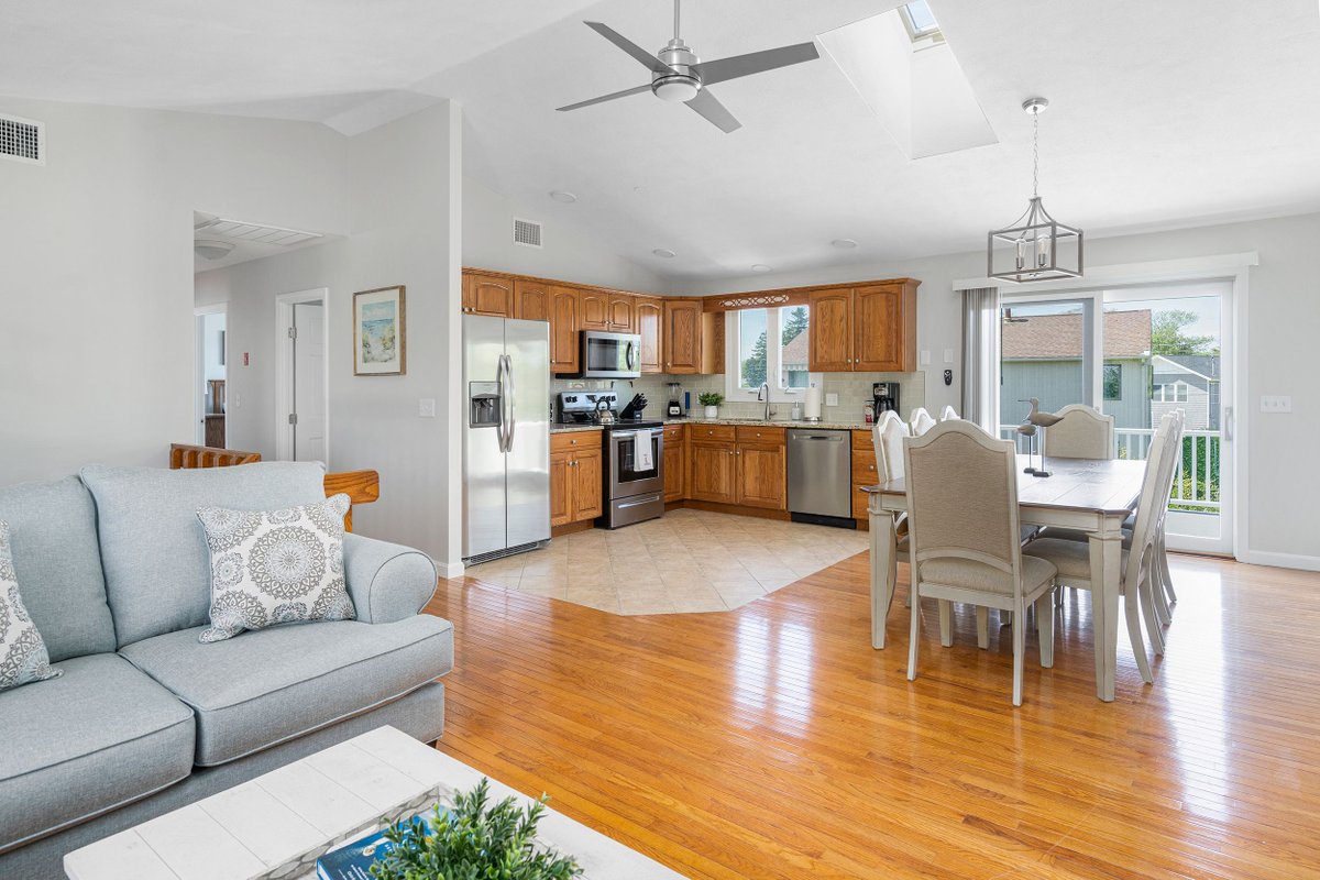 3 Beaches within 2 miles, A/C, Newly Renovated!