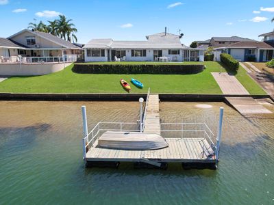 Deja Bleu – great family home with jetty