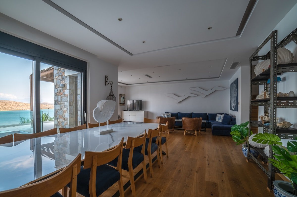 Seafront Villa – heated pool & access to a beach gallery image 5