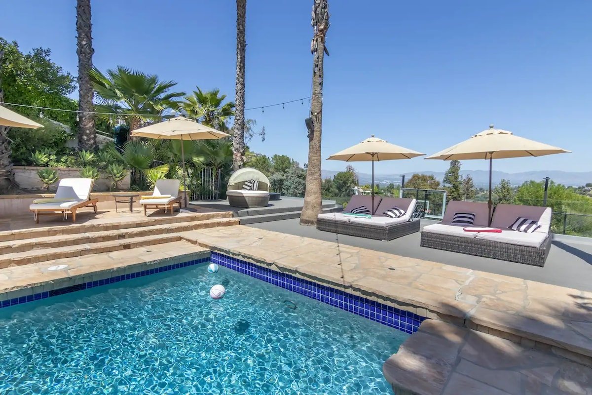 Gorgeous villa w/pool, spa, b-ball court & view! gallery image 5