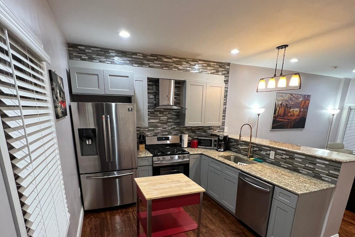 New York inspired brick house 4 mins from Train !! gallery image 4