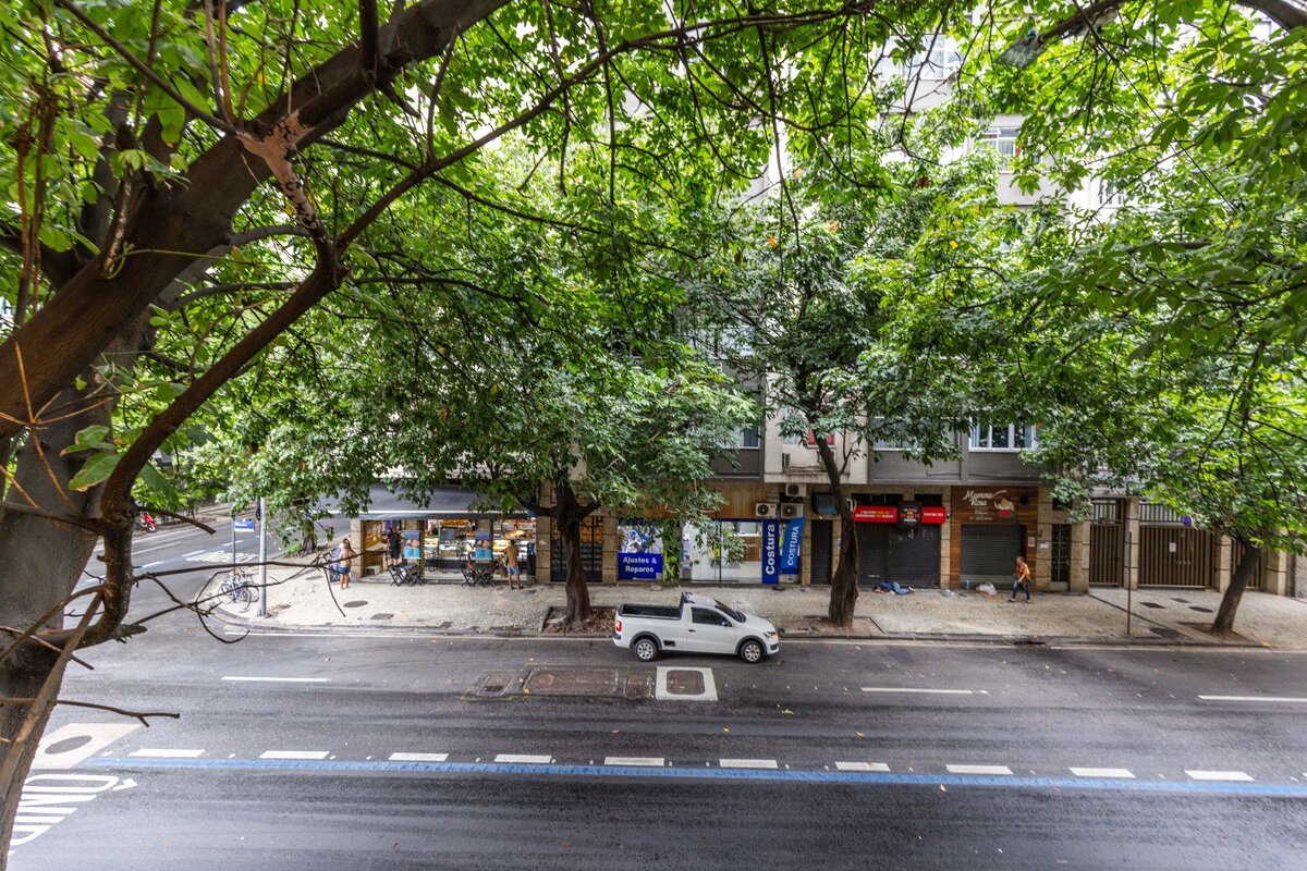 Spacious and elegant in the heart of Copacabana! gallery image 2