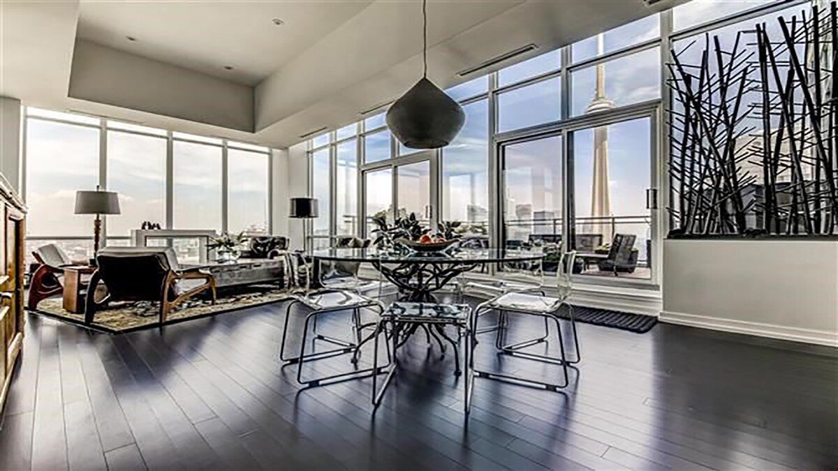 Luxury Penthouse w BREATHTAKING CN TOWER Views! gallery image 2