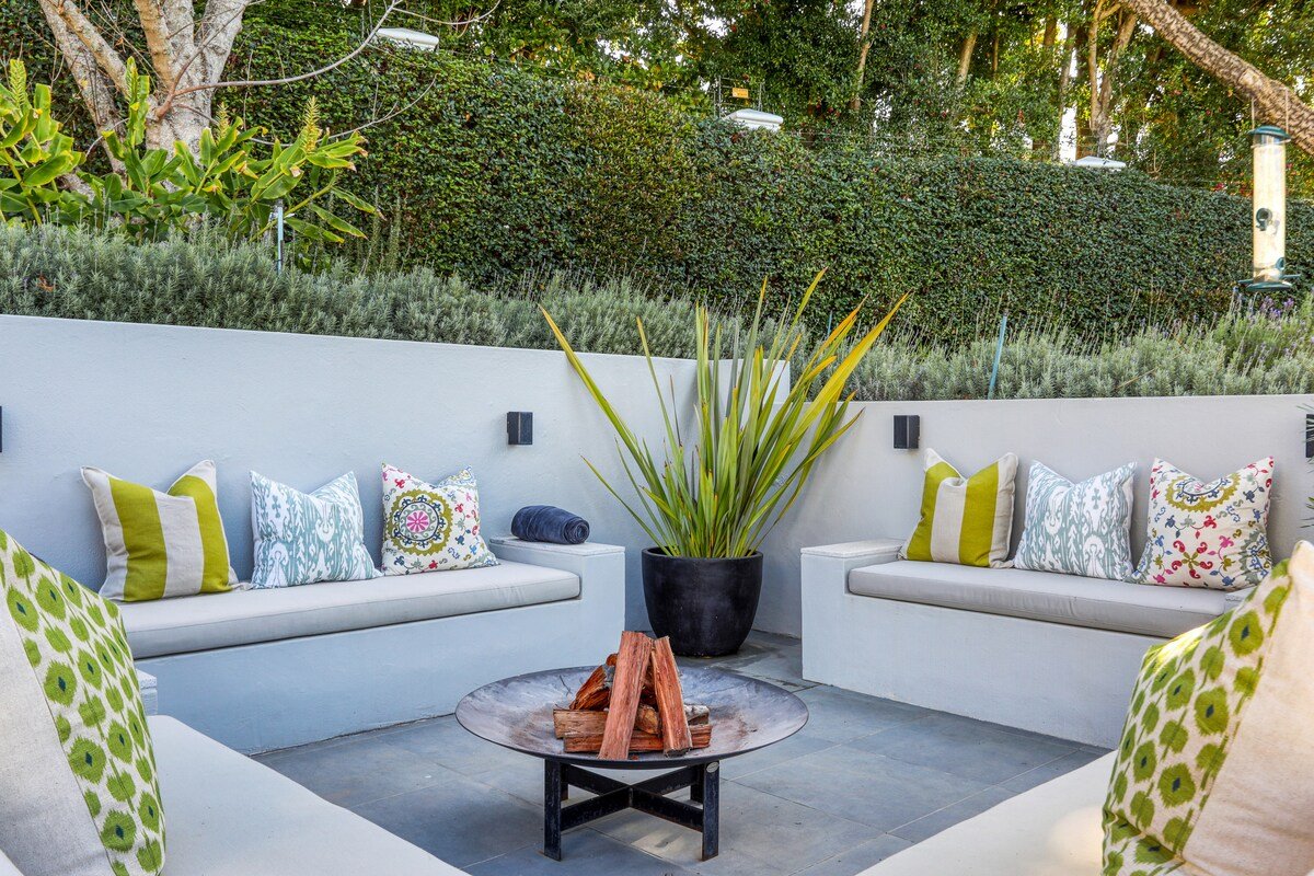 Luxury 5-Bedroom Villa in Upper Constantia gallery image 2