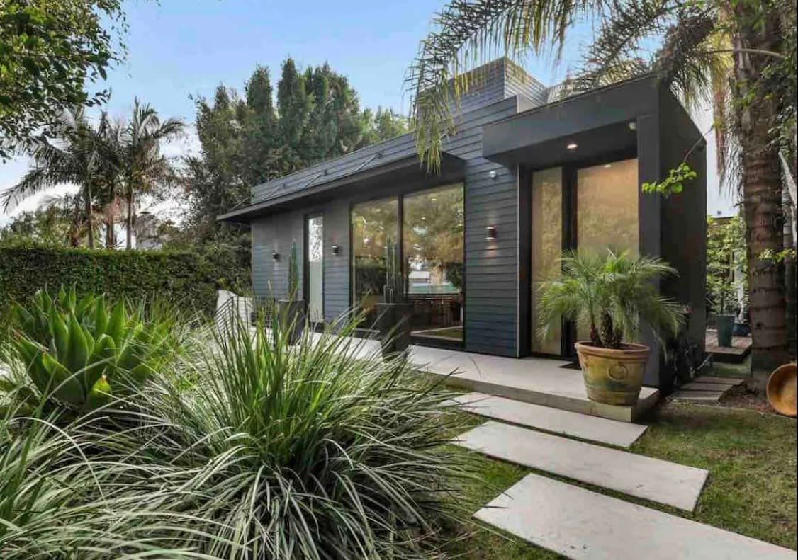 Modern Oasis. Top 5%. Walk to Dine/Shop. Gated. gallery image 2