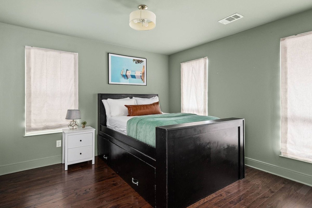 Arch One ~ New Joint Listing ~ 24 Beds in Gulch gallery image 4