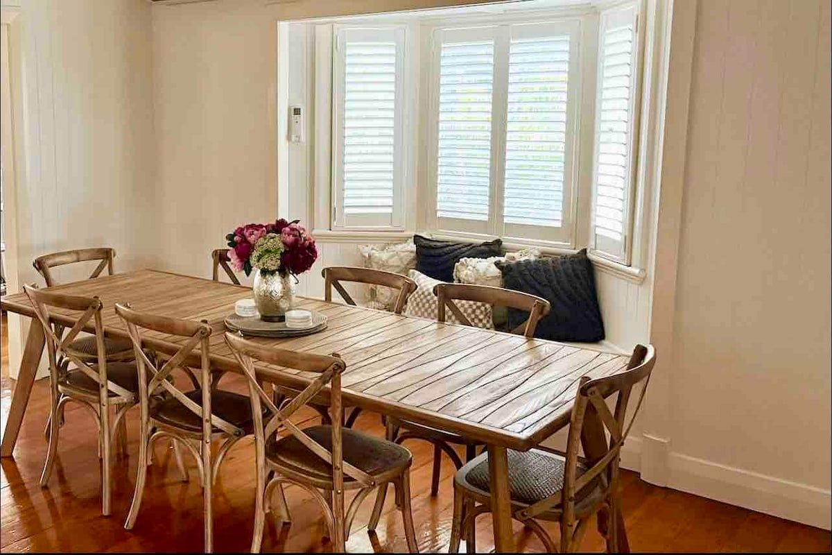 Charming 5BR Family Home w/Pool 10min from Airport gallery image 4