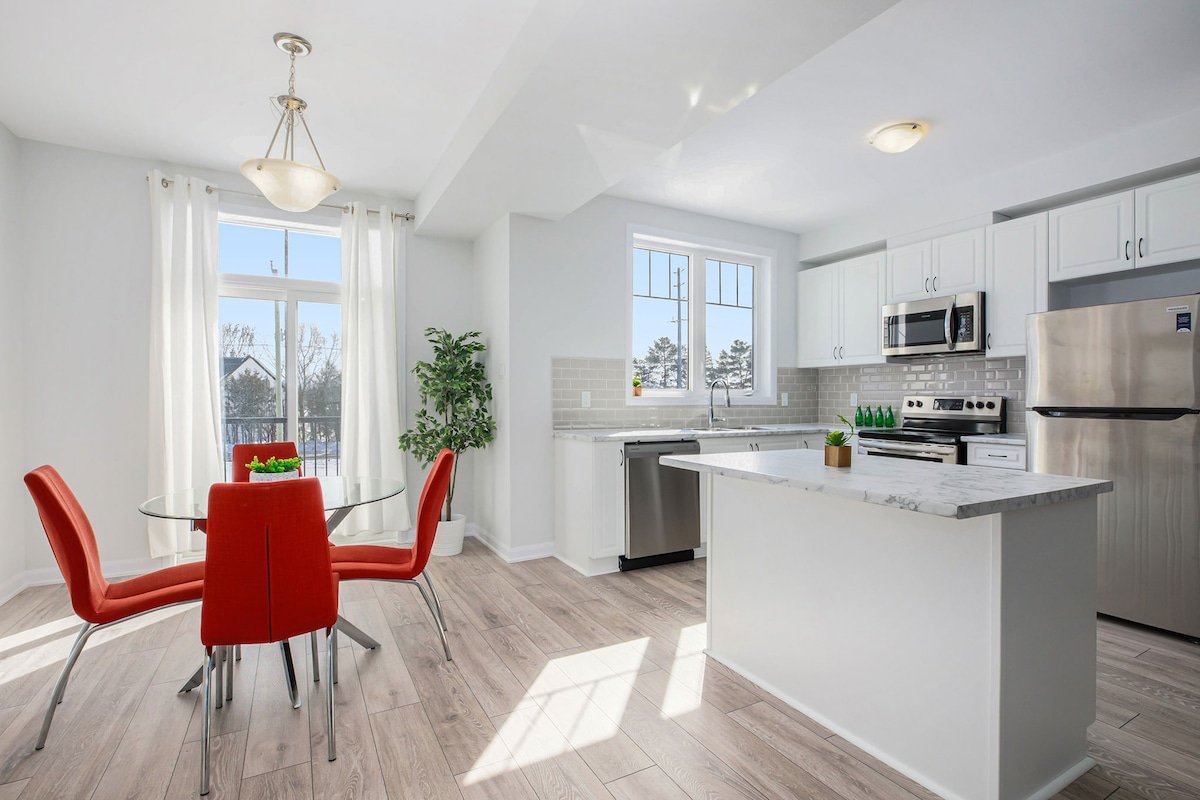 Elegant New & Quiet Home w/ Free WiFi & Parking gallery image 5