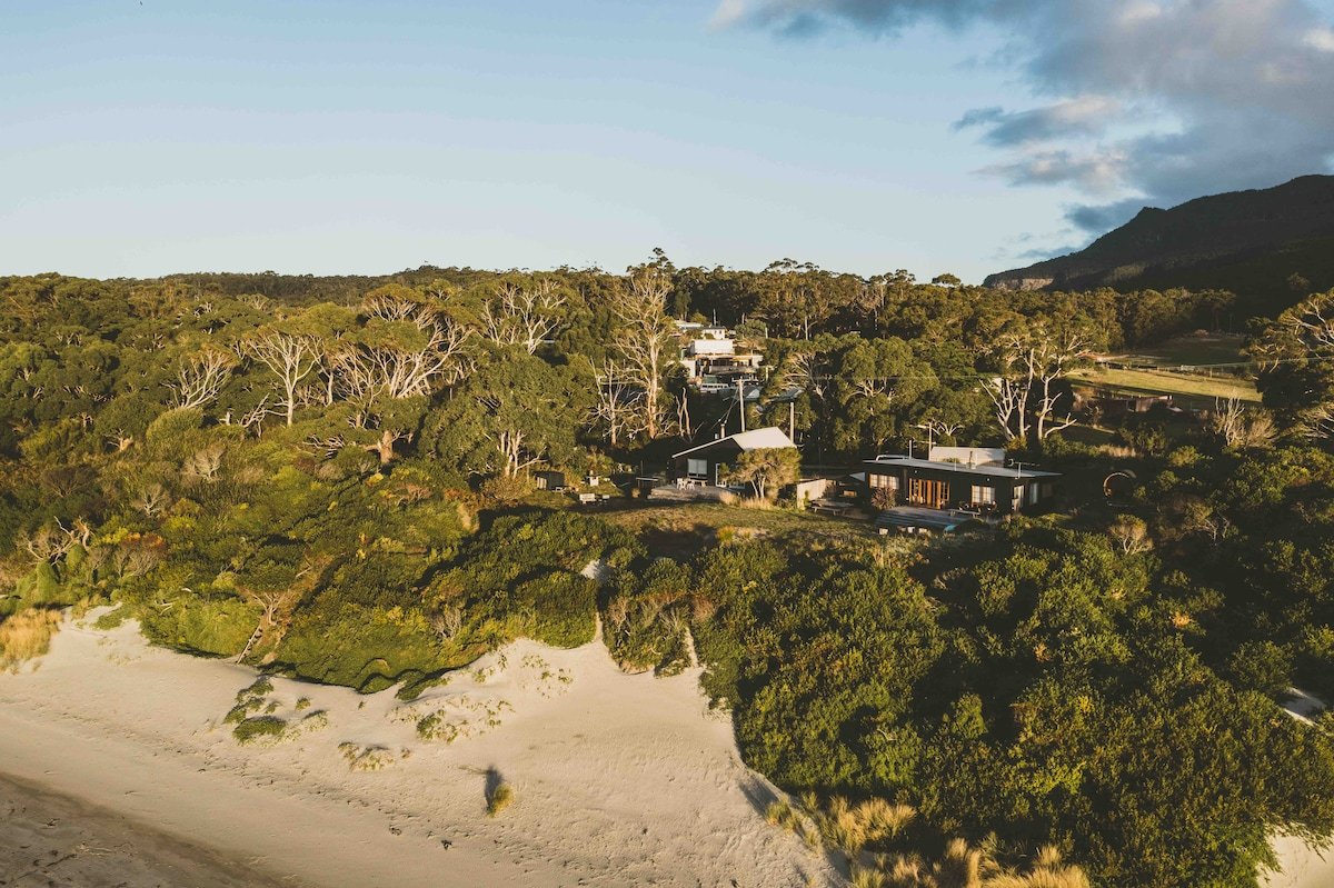 Sea Dragon Shacks- beachfront gallery image 2