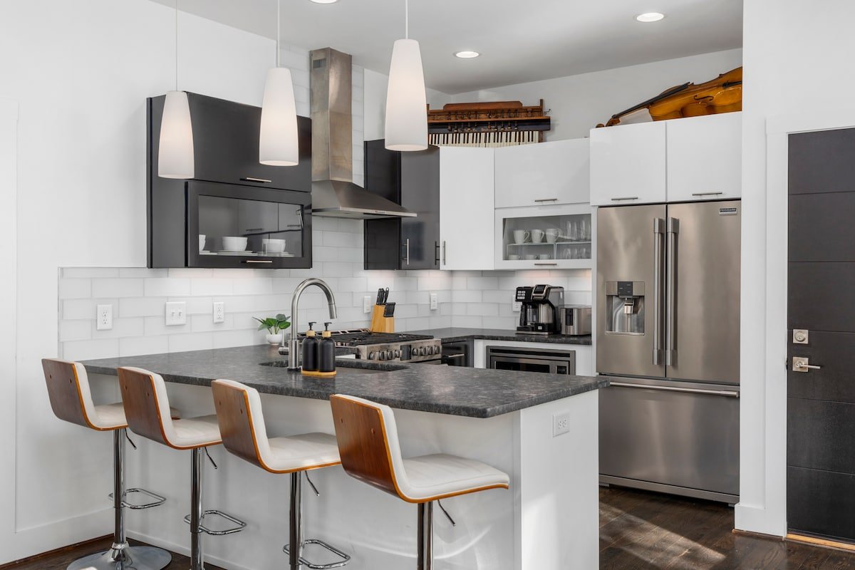 TWO Adjacent Homes in 12 South, Belmont -Sleeps 20 gallery image 3