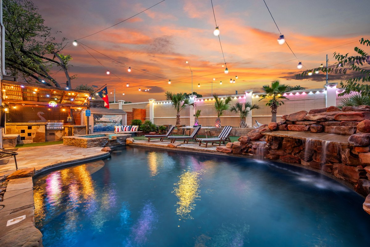 ATX Oasis! 3-Story Home – Heated Pool, Spa, Sauna!