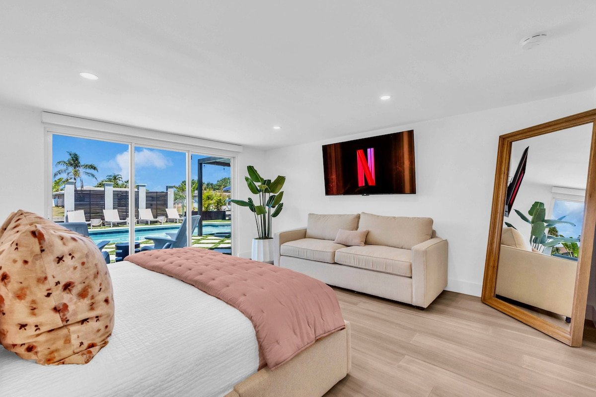 Tampa Luxe Waterfront Private Pool, Hot Tub & More gallery image 2