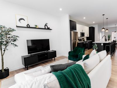 *Spacious w/ Style | Free Parking | 7 min Airport*