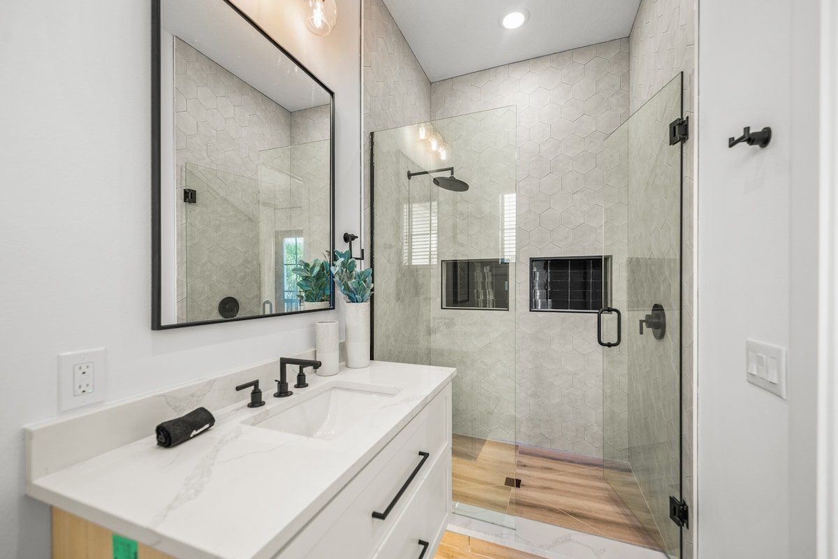 New luxury home with rooftop deck – Seashell Esta gallery image 3