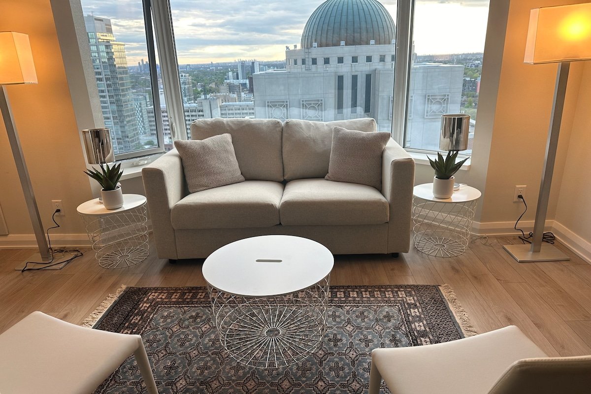 Exec 2 BD, 2 BATH suite in Yorkville (Parking inc) gallery image 2