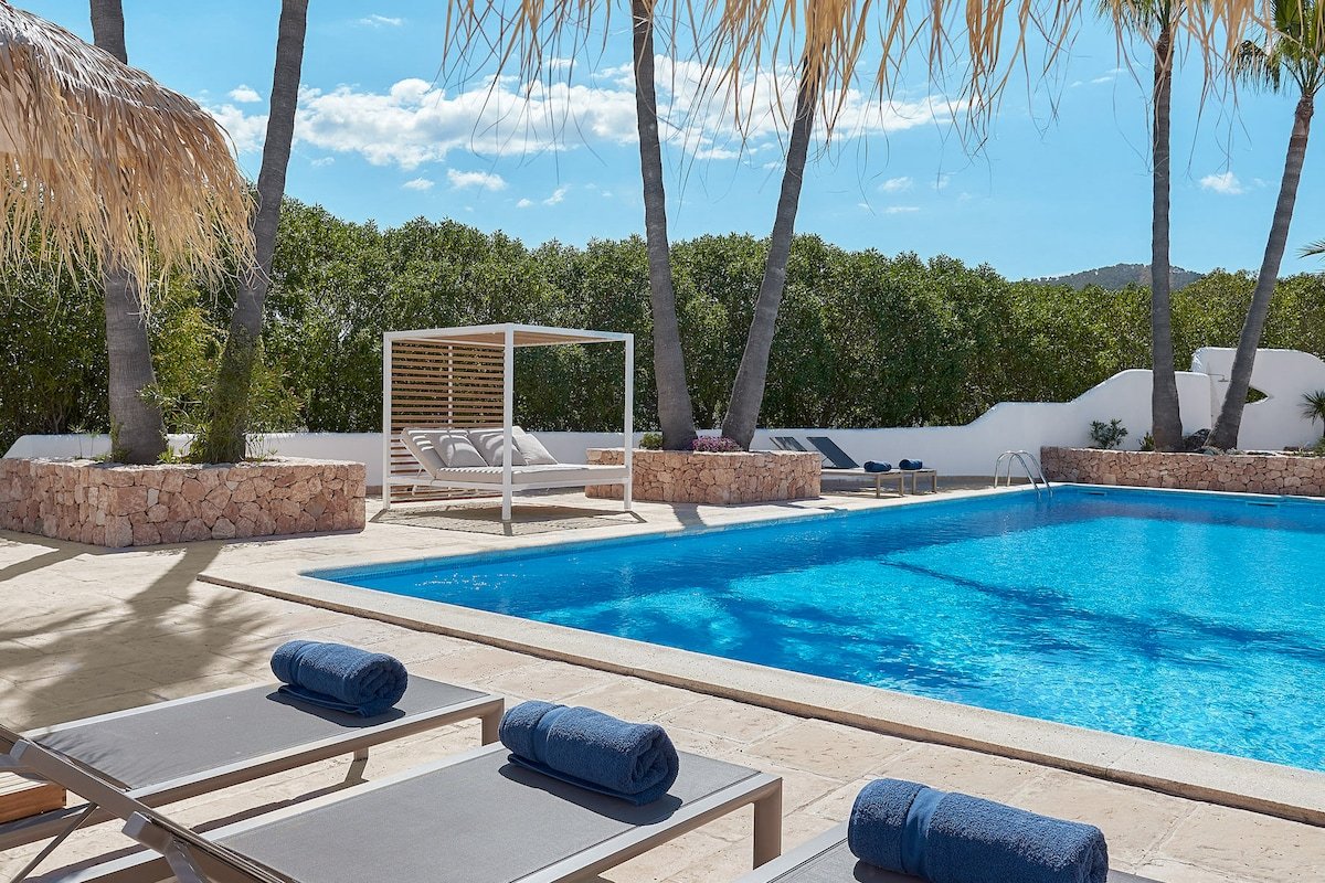 Large Pool-Gardens-Luxury-Peaceful gallery image 2