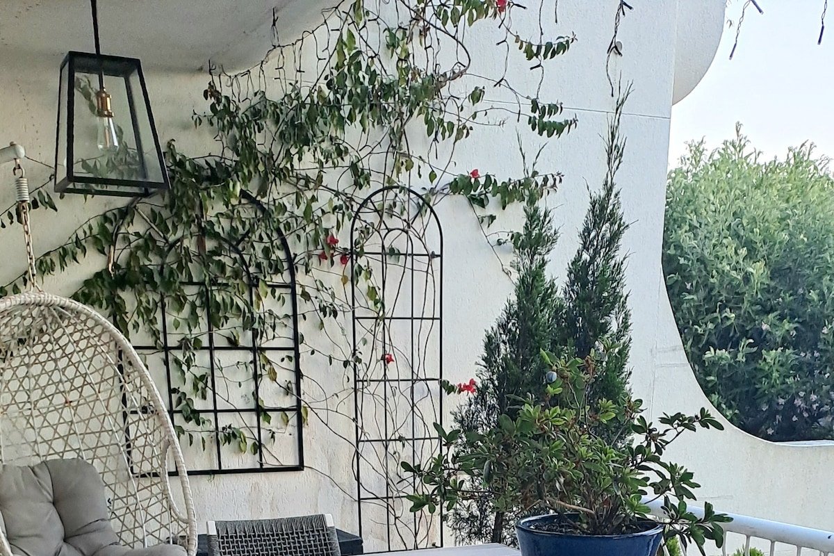 Spacious 4 bed home, beach living, ocean views gallery image 4