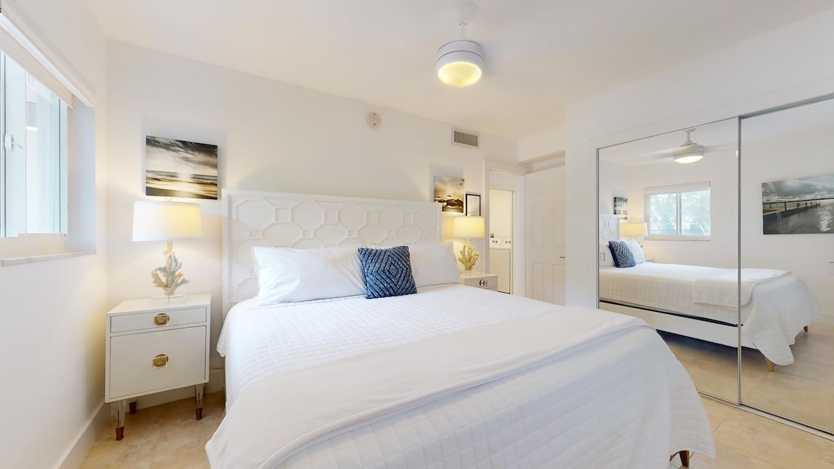 Suite by Beach | Waterfront | Lago Key Two gallery image 5