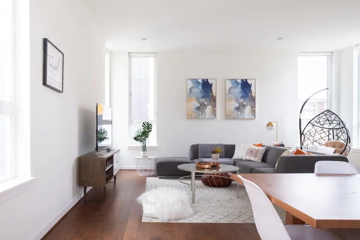 Sophisticated Home with Breathtaking City Views gallery image 3