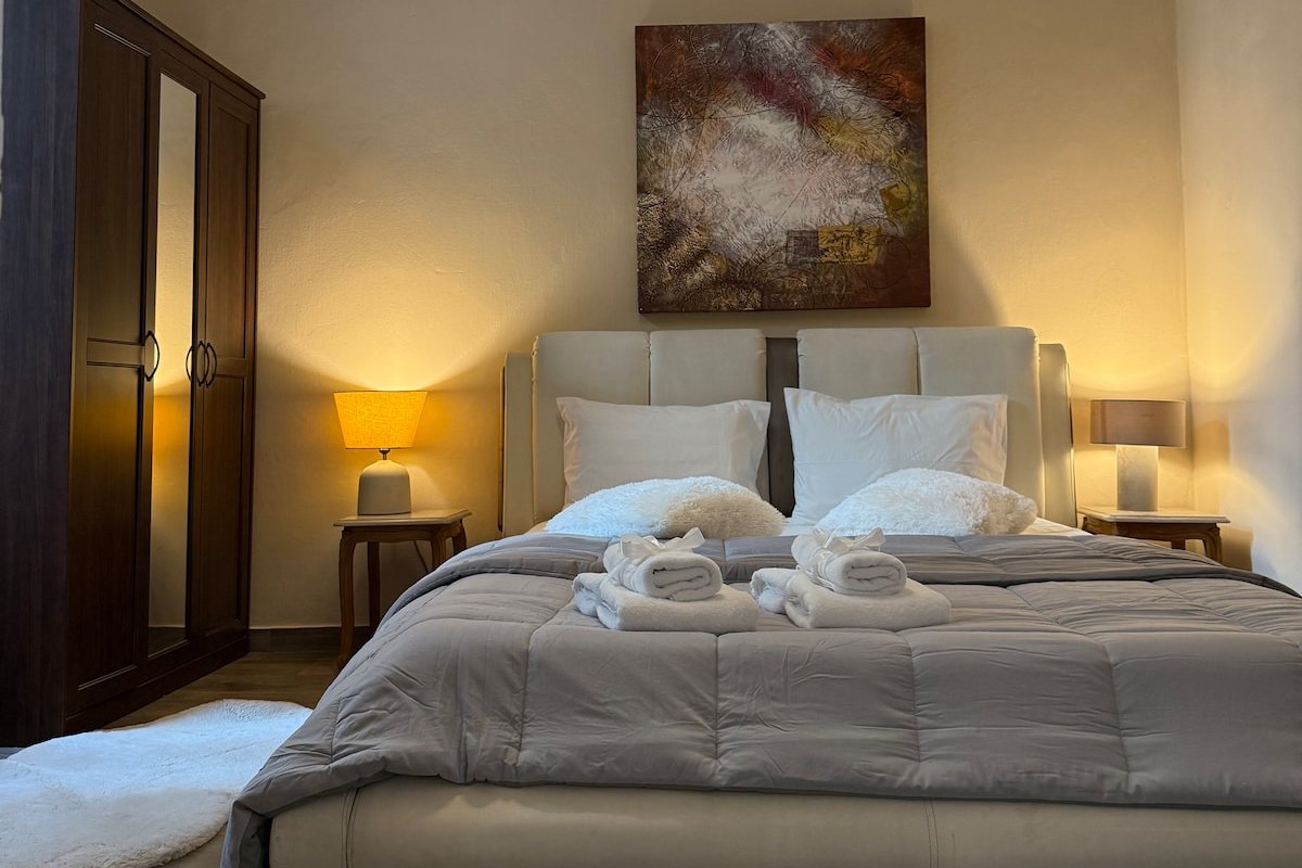 Neoclassical Royal Palace next to Acropolis gallery image 5