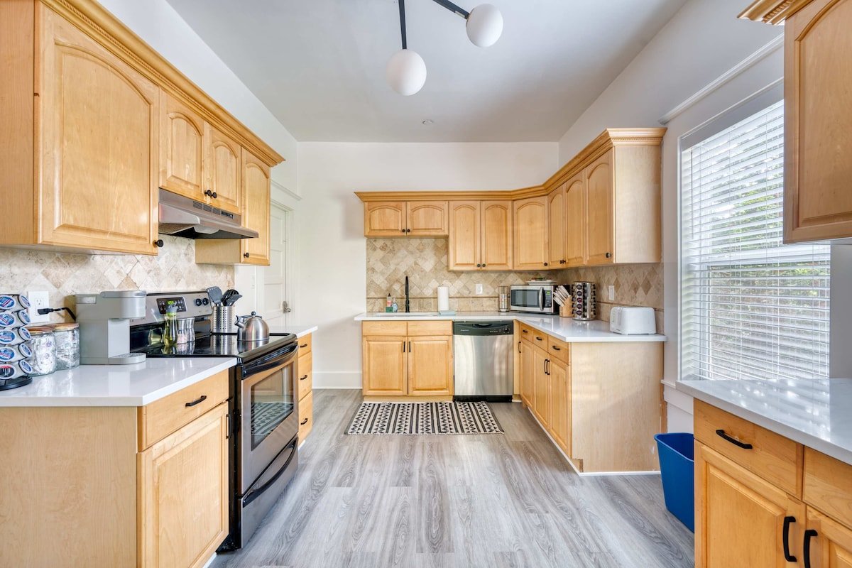 3BR • Sleeps 8 • Perfect for Groups • Renovated gallery image 5