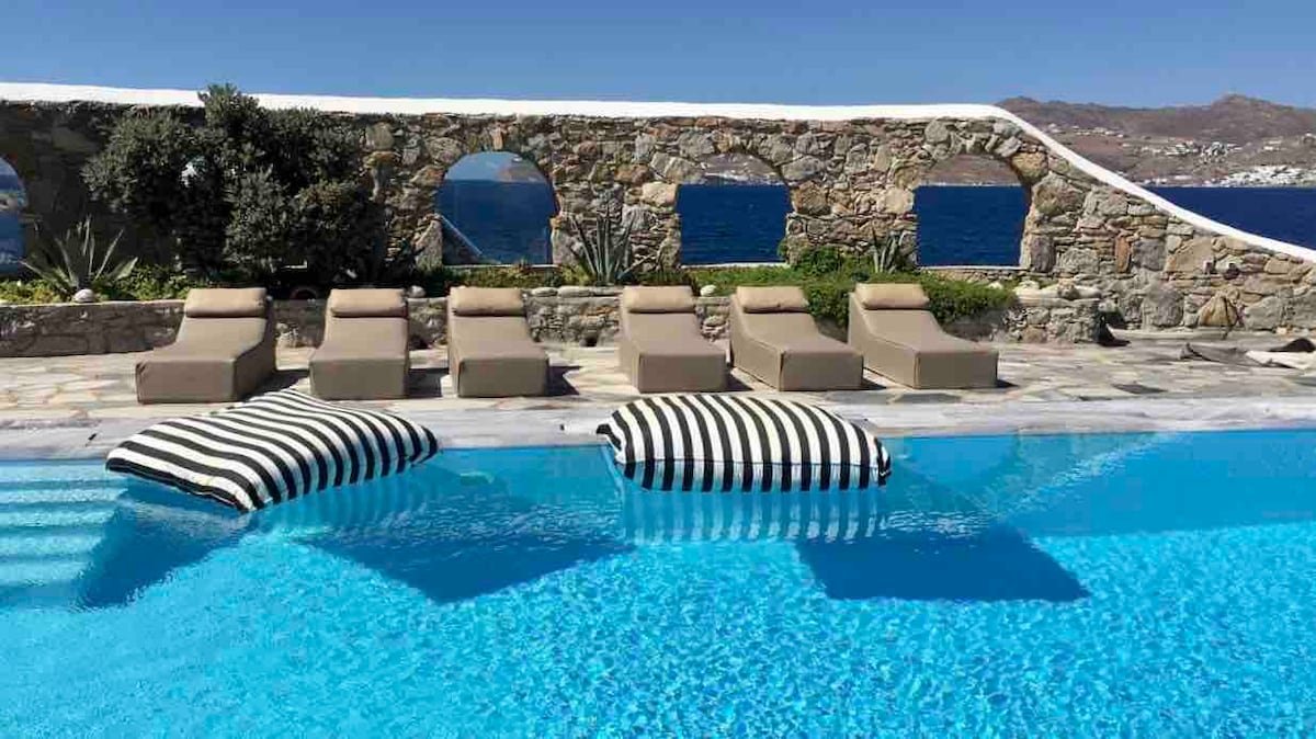 Stay Waterfront – Stunning 6-Bedroom Villa Annita gallery image 5