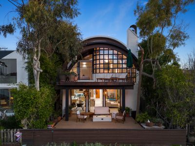 Newly Remodeled Luxury Waterfront Home + Jacuzzi